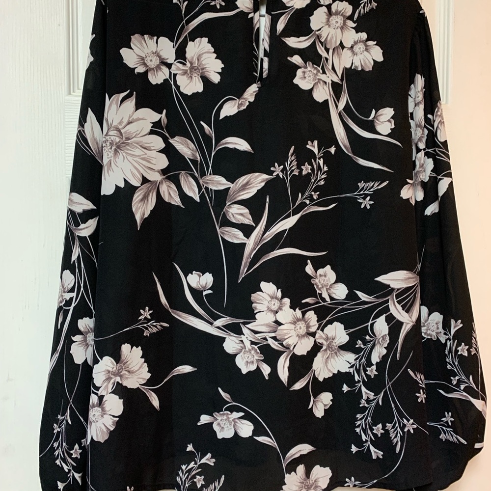 Beautiful blouse!! - Picture 2 of 3